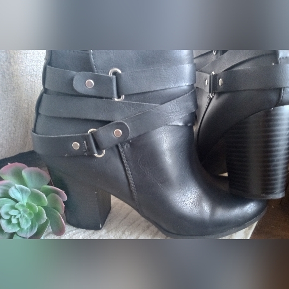 NWOT Material girl, women's, Boots, Black,Faux leather, Size 8 - Picture 2 of 2